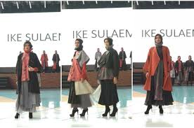 Sebuah sekolah mode islam pertama di indonesia tidak hanya mengajarkan para siswanya mendesain, menata gaya dan pemasaran, namun semuanya dilakukan sesuai syariah islam. Terinspirasi Upacara Adat Di Jepang Ike Sulaeman Rancang Koleksi Bertajuk Sado Chado Di Runway Islamic Fashion Institute Graduation Batch 2