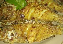 Tata ikan yang sudah matang di piring, tuang kecap di atasnya. Langkah Mudah Untuk Membuat Ikan Kerapu Goreng Yang Sempurna Kreasi Masakan