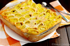 Riempite tutti i paccheri, uno alla volta, e sistemateli in piedi uno accanto all'altro fino a riempire la teglia. Paccheri Ripieni Con Ricotta Seirass Zucca E Broccoli Pane E Gianduia