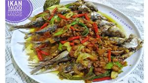 Ikan di siang dan bersihkan lalu dilumur garam dan serbuk kunyit. Ikan Tauco Pedas Manis Ikan Dencis Youtube