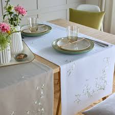 Tischlaufer Spring Beauty Bestickter Tischlaufer Mit Schneeglockchen Jetzt Auf Verbesserter Grundware Unsere Belie Tischset Tischsets Abwaschbar Tischlaufer