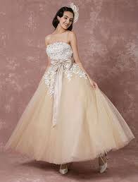 Der text der vogelhochzeit ist bereits im wienhäuser liederbuch überliefert, dessen entstehungszeit auf etwa 1470 datiert wird. Spitzen Hochzeitskleid Tull Champagner Brautkleid Mit Bolero Cape Ball Kleid Tragerlose Schatz Band Bow Scharpe Knochel Lange Brautkleid Milanoo Milanoo Com