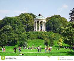 Gut gepflegt und sauber der englische garten in münchen ist eine sehr schöne und gepflegte gartenanlage, die sehr gut zum entspannen, relaxen usw. Munchen Englischer Garten Redaktionelles Stockbild Bild Von Legen 101714999