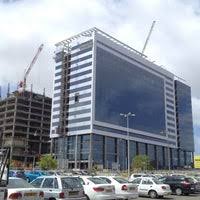 סיור לקהל הרחב בתערוכה ״הנשף״ הכולל הסברים על התערוכה ועל עבודות נבחרות ובוחן את החיבור בין השינויים שחלו באופנת הנשף במהלך ההיסטוריה לבין תעשיית עיצוב השמלות בארץ. Azrieli Center Holon ×ž×¨×›×– ×¢×–×¨×™××œ×™ ×—×•×œ×•×Ÿ Shopping Mall