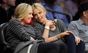'yes, i thought she was a boy, too,' charlize agrees. Schauspielerin Charlize Theron Ihre Mutter Besorgt Ihr Marihuana Express De