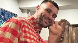 Taylor Swift Lompat ke Pelukan Travis Kelce dan Cium Sang Atlet Usai  Konser, Swifties Menjerit Heboh