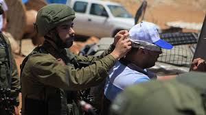 以色列国防军（希伯来语：צבא ההגנה לישראל‎， tsva hahagana leyisrael，字面意思为保卫以色列的陆军，英语：israel defense forces, idf），通常缩写成tsahal（צהל‎），是以色列的军队名称，由陆军、空军和海军组成。也有其他一些准军事的部门负责不同层面的以色列国家安全（例如边界警察和内部安全局）。 ä»¥è‰²åˆ—å†›é˜Ÿæ‹˜ç•™12åå·´å‹'æ–¯å¦äºº