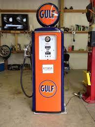 Working On A Project Restoring This 1951 Gas Pump In Memory Of My Dad Who Once Was A Gulf Oil Distributor In Lee C Vintage Gas Pumps Gas Pumps Old Gas Pumps