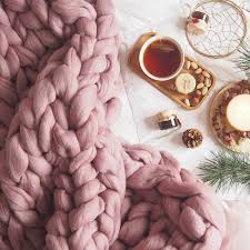 Les prix des plaids varient entre 200 et 700€, vous pouvez actuellement les trouver sur de nombreux sites. Etsy Fav Un Plaid En Grosse Maille Ou Laine Xxl Shake My Blog