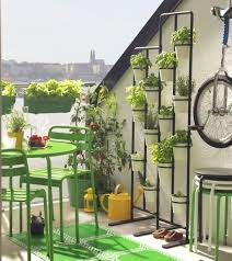 So Stojanom Na Kvety Socker Vytvorite Celu Bylinkovu Stenu Outdoor Patio Space Small Outdoor Spaces Backyard