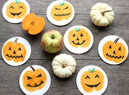 Basteln Mit Kindern Fur Halloween Kurbisgirlande Mit Apfeldruck Halloweenparty Hallow Halloween Basteln Krippe Halloweendeko Halloween Basteln Kleinkinder