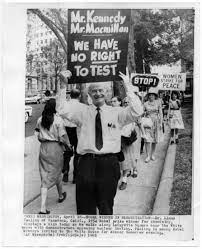 Pauling protesting in front of White House, April 29, 1962