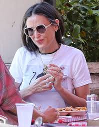  ghost  film culte des années 90. Demi Moore Shows Off Her Greying Locks As She Meals With Friend In Los Angeles Daily Mail Online