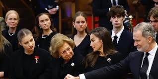 Doña Sofía, desolada, recibe el cariño de los Reyes y la Princesa Leonor en el último adiós a su hermana Irene de Grecia - Infobae