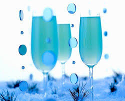 Pour Preparer Ce Cocktail De Noel Il Vous Faudra Une Bouteille De Champagne Frais Du Curacao Du Jus De Citron Et Cocktail Noel Coktail Noel Punch De Noel