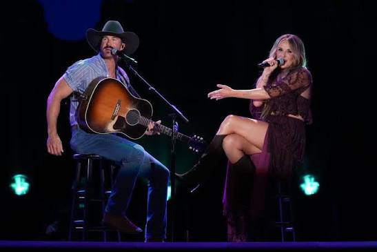 A classic country duet at #CMAfest from two of the best, Riley Green + Carly Pearce!
