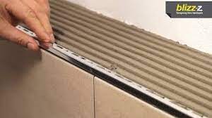 Außerdem lassen sich die befestigungsschenkel mit fliesen belegen. Perfekte Fugenoptik Mit Fugfix Fliesenschienen Youtube