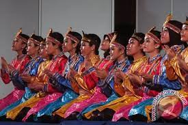 Diawali dengan masuknya dua kelompok penari dari kanan ke kiri. Tari Saman Pukau Istri Diplomat Asean Di Malaysia Antara News