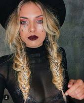 Madchen Mit Schwarzem Hut Mit Zwei Dicken Zopfen Und Diamant Gekammt Check More At Https Festival Looks Sac Ve Makyaj Festival Modasi