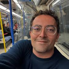 Em Londres é 10 de abril de 2025, já tenho 39 anos. Obrigado mãe, pai,  amores, amigos e família. Viajar sozinho não significa estar sozinho. Levo  todos comigo. Gracias a la vida,