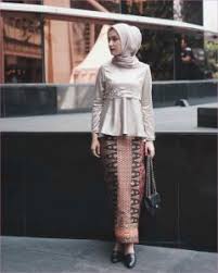 Model baju kebaya muslim kini sudah sangat bervariasi, untuk tampilan yang klasik dan tradisional model kebaya yang modern memang cocok diaplikasikan saat kondangan, baik yang memakai hijab. Contoh Model Baju Kondangan Terbaru Konveksi Baju Bahan Goodie Bag Banner Murah Berkualitas