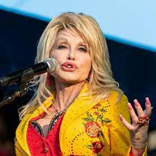 Her songs have captured the hearts of generations. Dolly Parton Darum Verzichtet Die Sangerin Auf Ein Denkmal Stern De