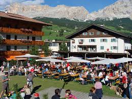 In estate si puo' accedere grazie al panorama pass, una tessera di libero accesso agli impianti di risalita aperti in valle con validità anche sui principali mezzi qui sotto trovate una selezione di mappe dei sentieri di val di fassa per le escursioni in estate. Vacanza Estate In Dolomiti Dove Guida Alla Scelta Della Localita 2021