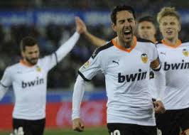 El argentino llegaría a coste cero para reforzar la zaga de central que no cuenta ni con el catalán ni con samuel umtiti ni. Garay Ezequiel Garay As Com