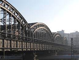 A hackerbrücke egy közúti acél híd münchenben a vasúti vágányok felett, nem messze a főpályaudvartól. Hackerbrucke Wikipedia