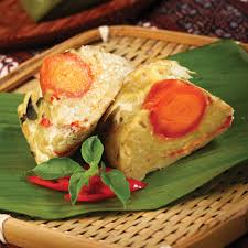 Bahan 6 butir telur asin 7 kotak tahu putih 1 buah tomat iris 7 buah cabai iris 1/4 butir kelapa parut bumbu halus: Botok Mi Telur Asin Mi Burung Dara