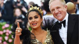 Salma hayek is an american and mexican filmmaker and actress, who is well known for her roles in el callejón de los milagros (miracle alley) from dusk till dawn, dogma and wild wild west across the. Salma Hayek Spricht Uber Vorurteile Sie Habe Ihren Mann Nur Fur Seine Milliarden Geheiratet Gala De