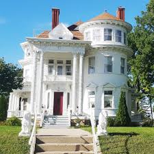 Love Of Houses On Instagram Fairmont Mn Oldhouselove Archi Ologie Loveofhouses Fairmont Minnesota Whitehouse House Victorian Homes House Styles