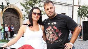 Download and listen online your favorite mp3 songs and music by xindl x. Xindl X Poprve Ukazal Desetimesicni Dceru Alici A Znovu Tehotnou Manzelku Tahle Kraska Je V Sedmem Mesici Super Cz