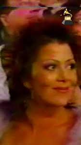 🇺🇸🤟🏻 #tbt #AlejandraGuzmán primera nominación al #latingrammy hace #25  años, por el discazo #algonatural . @laguzmanmx En lo personal mereció  ganar, el disco tal vez no la ayudó mucho, por tener ...