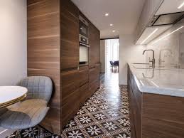 Trois Pieces En Plus Grace A Un Etage En Mezzanine Plafonds Bas Appartement Murs Peints En Gris