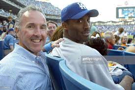Los Angeles Dodgers Owner Frank Mccourt Smiles With Nba Star Kobe Dodgers Kobe Bryant Family Kobe