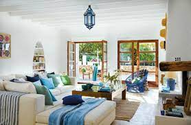 Typisch für den mediterranen stil sind die klassischen kunstepochen des antiken griechenland und des römischen reiches, der antik anmutende möbel mit sich bringt. Mediterrane Einrichtungsideen Inspiration Aus Der Alten Welt