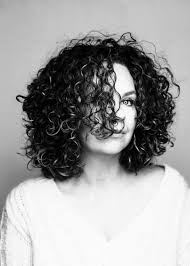 Sara Kroos werd misbruikt, ze besloot niet nóg eens jaren met een 'vies  geheim' te blijven rondlopen en schreef het van zich af