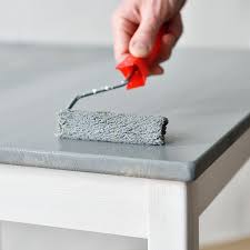 Mais très souvent pour les vieilles chaises en bois, un petit coup de ponçage et de peinture fait l'affaire et redonne vie à votre mobilier ! Moderniser Une Table En Bois Trois Techniques Blog But