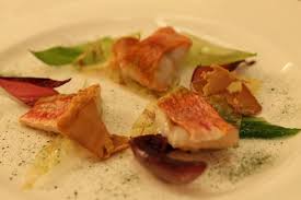 Sguardo minaccioso ma sorriso timido, braccia conserte e parole taglienti per gli aspiranti chef. Chef Carlo Cracco 2 Stelle Michelin Italy Triglia Radicchio Bottarga Ricette Cucina Da Chef Chef