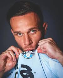 🚨 O ponta Francis Amuzu segue com possibilidade de ser jogador do Grêmio e  o belga ainda é o nome mais próximo de ser contratado. O Tricolor vê como  muito difícil uma