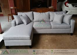 Ada juga desain sofa dengan bentuk u, atau dengan kata lain mempunyai 2 buah sudut. Sofa L Sudut Retro Minimalis Griya Mebel