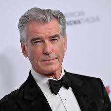 Pierce Brosnan: Sein Bart stiehlt ihm die Show