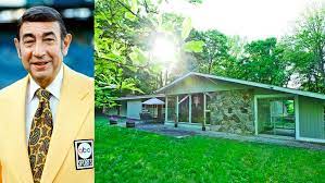 Howard Cosell S Stylish Former New York Home On The Market For 550k New York Homes Celebrity Real Estate Mid Century Modern