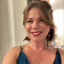 Who can co-host a running retreat