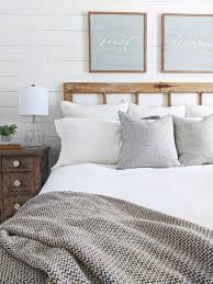 cozy farmhouse bedroom decorating idea 33 homiku com 159244536811946342 yatak odasi ic mekan modern yatak odalari minimalist yatak odasi