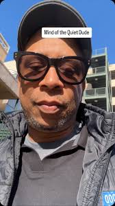 In one of the oldest comedy bits of all time, Jack Benny and Mel Blanc do  their famous Si, Sy,Sue routine. What I love about this bit is that no  matter how