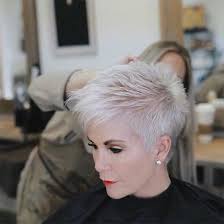 Coupe de cheveux gris court femme (6) selon aurélie « ce changement de coupe et de couleur de cheveux s'était opéré dans le cadre d'un film ». Epingle Par Connie Lechman Sur Hairstyles Coiffure Courte Cheveux Courts Coupe De Cheveux Courte