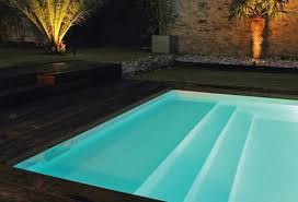 Swimming Pool Ideas Un Escalier Qui Fait Office De Plage Immergee Piscine Piccole Disegni Piscina Progettazione Di Giardini Con Piscina