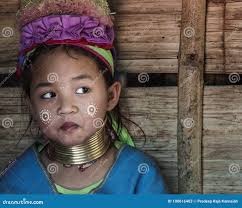 Portrait De Petite Fille Appartenant En Longue Communauté De Tribu De Cou  S'asseyant En Dehors De Sa Maison En Long Village De Co Photo stock  éditorial